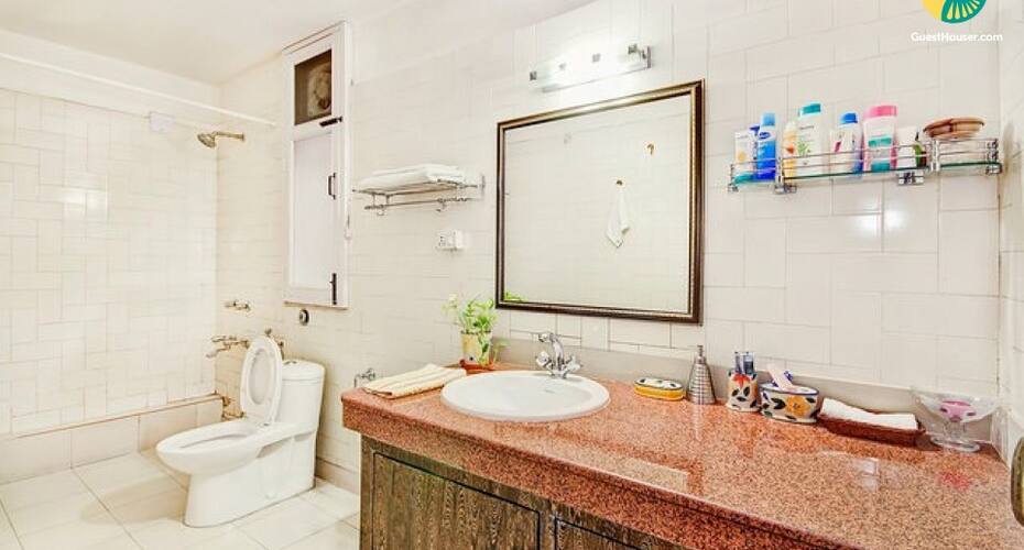 Room for 3 in a shared homestay, New Delhi 3
